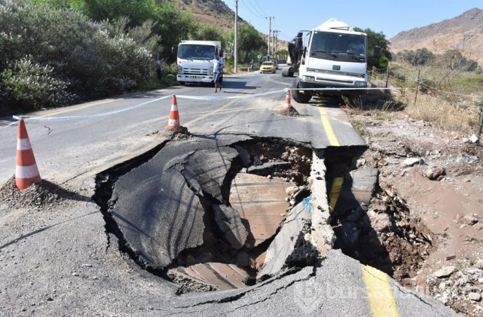 Bodrum'da patlayan su borusu yolu çökertti