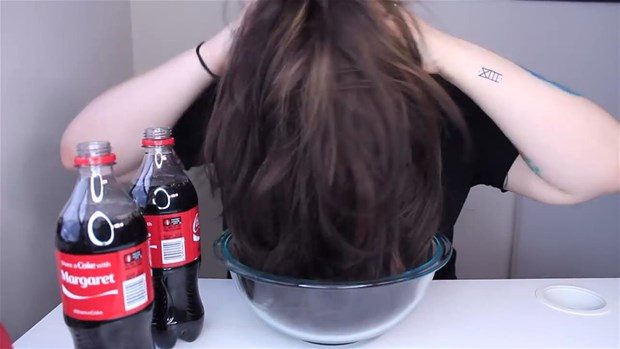 Saçlarını kola ile yıkadı
