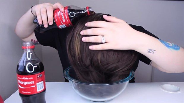 Saçlarını kola ile yıkadı