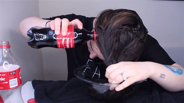 Saçlarını kola ile yıkadı