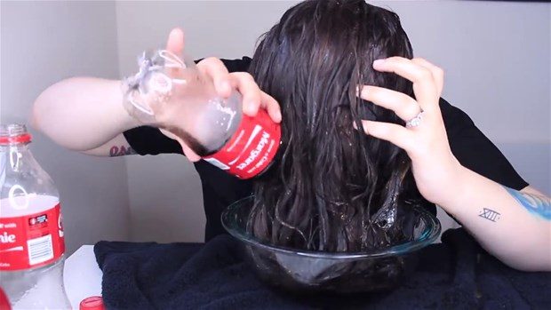 Saçlarını kola ile yıkadı