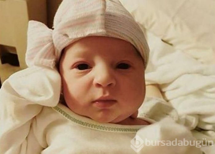 Annesinden 1 yaş küçük