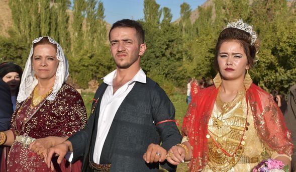 Aşiret düğününde gelin ve damada 1 kilo altın ve 230 bin lira takıldı