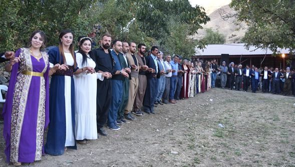 Aşiret düğününde gelin ve damada 1 kilo altın ve 230 bin lira takıldı