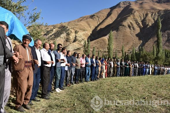 Aşiret düğününde gelin ve damada 1 kilo altın ve 230 bin lira takıldı
