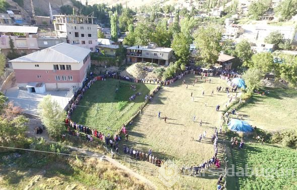 Aşiret düğününde gelin ve damada 1 kilo altın ve 230 bin lira takıldı