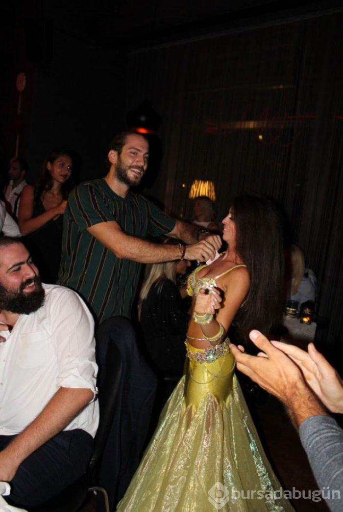 Survivor şampiyonu Ogeday Girişken, dansözle göbek atarak para taktı
