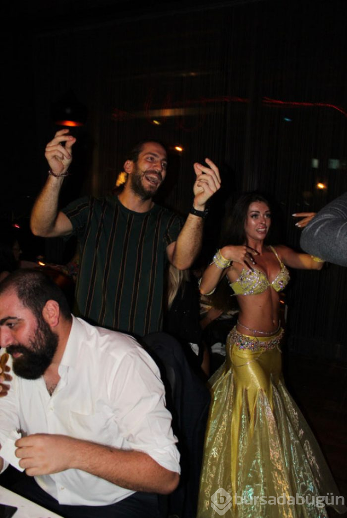 Survivor şampiyonu Ogeday Girişken, dansözle göbek atarak para taktı
