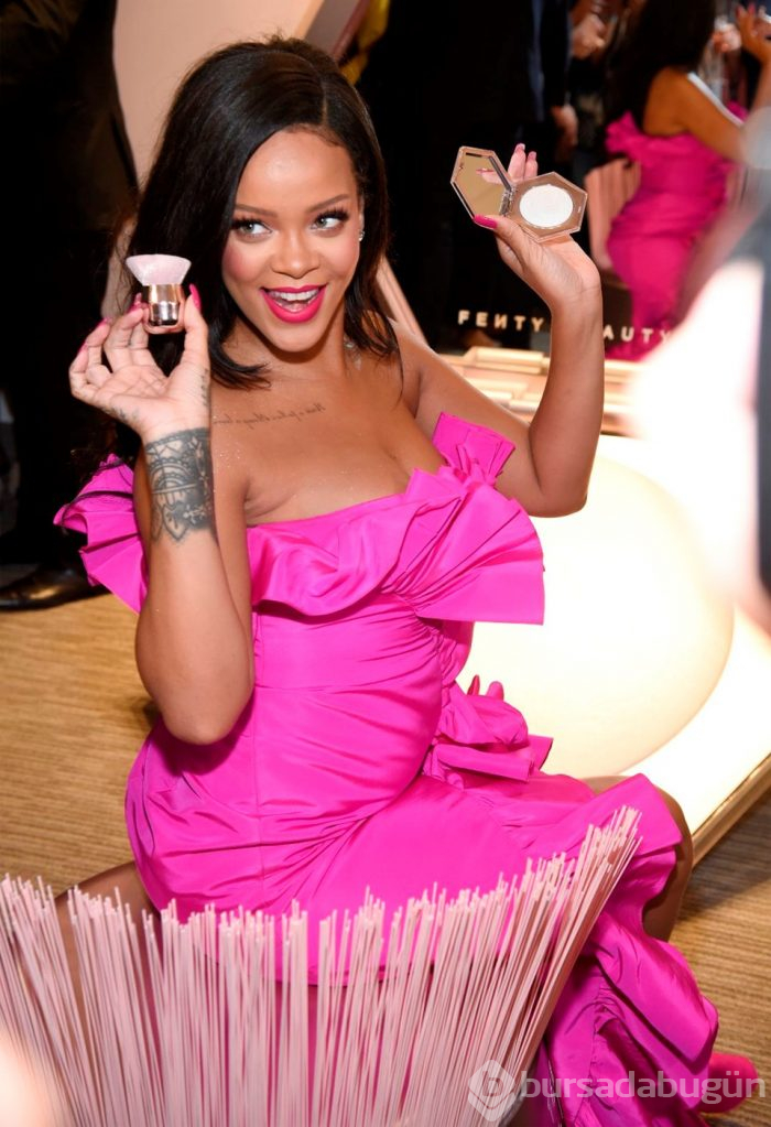Rihanna hayranlarına sürpriz yaptı!