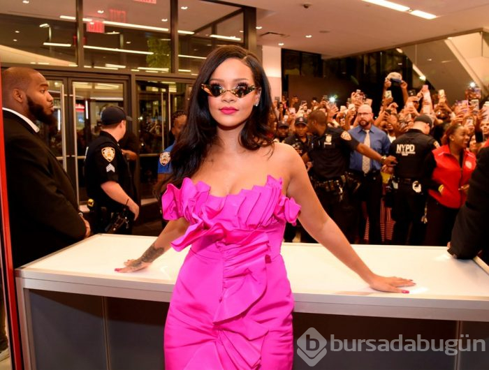 Rihanna hayranlarına sürpriz yaptı!