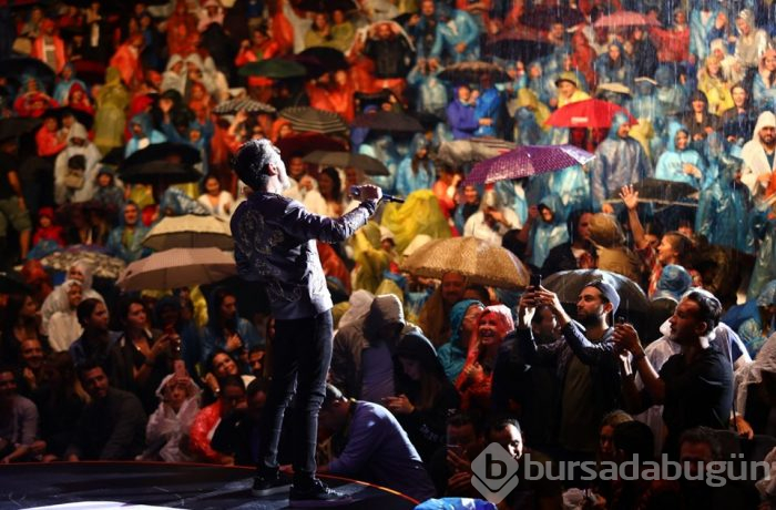 Harbiye'de yağmur altında Kenan Doğulu konseri...