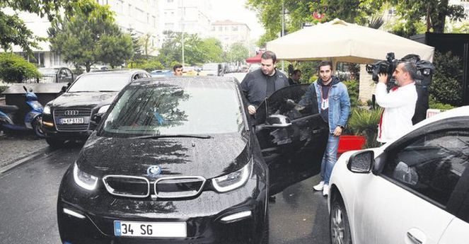 Hakan Çalhanoğlu'nun yeni aracının fiyatı dudak uçuklattı (Ünlülerin otomobilleri)
