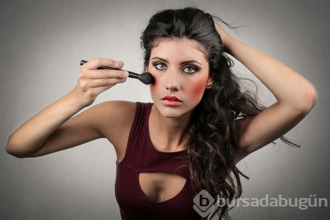 Fazla makyaj yaptığınızda başınıza gelebilecek 4 şey

