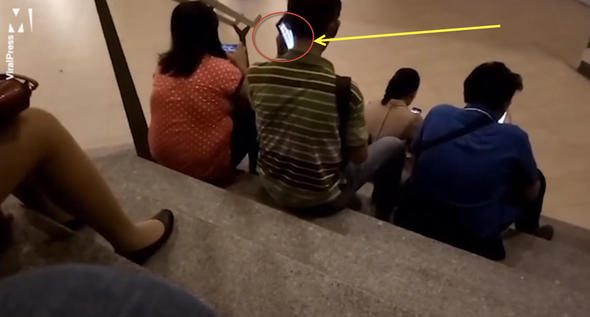 Genç kadının etek altı fotoğrafını çekerken flaş patlayınca...
