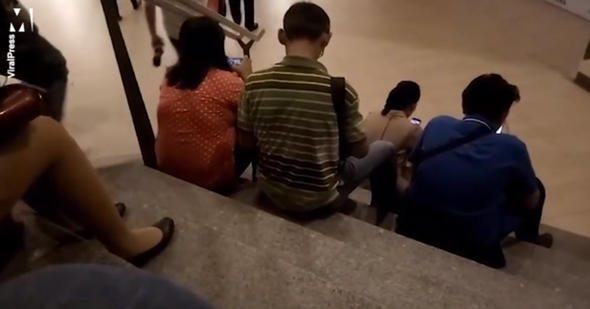 Genç kadının etek altı fotoğrafını çekerken flaş patlayınca...

