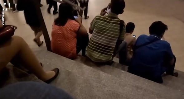 Genç kadının etek altı fotoğrafını çekerken flaş patlayınca...
