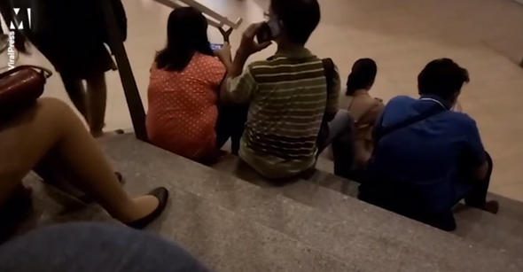 Genç kadının etek altı fotoğrafını çekerken flaş patlayınca...
