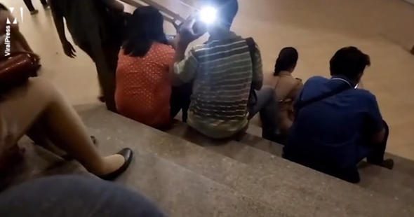 Genç kadının etek altı fotoğrafını çekerken flaş patlayınca...
