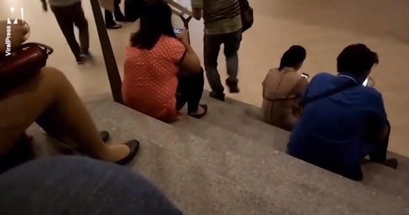 Genç kadının etek altı fotoğrafını çekerken flaş patlayınca...
