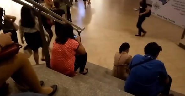 Genç kadının etek altı fotoğrafını çekerken flaş patlayınca...

