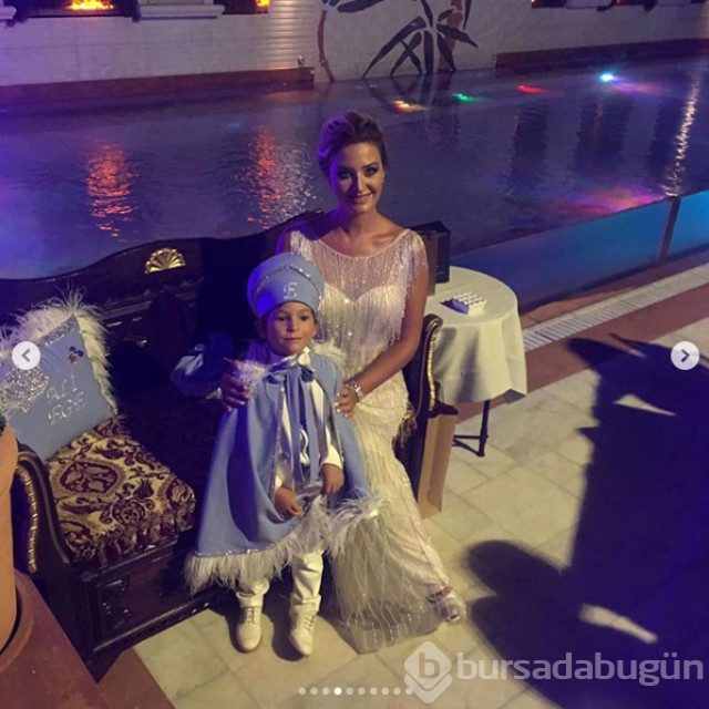 Ali Ağaoğlu, Ali Ege'nin sünnet düğününde oğlunun annesi Petek Ertüre ile mutluluk pozu verdi
