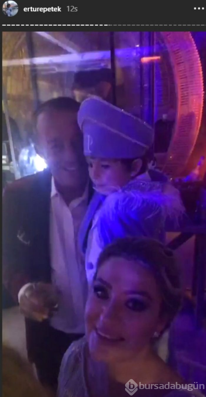Ali Ağaoğlu, Ali Ege'nin sünnet düğününde oğlunun annesi Petek Ertüre ile mutluluk pozu verdi
