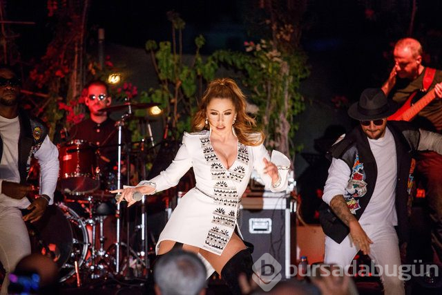 Hadise hayranı ile sahnede
