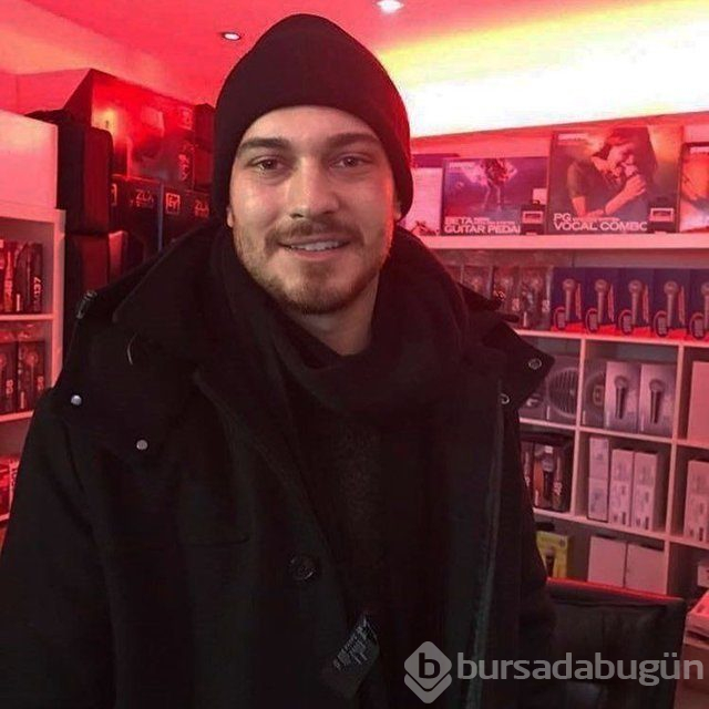 Çağatay Ulusoy hayranlarına bebeklik fotoğrafıyla teşekkür etti
