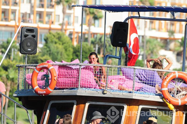 Özlem Yıldız tur teknesinde
