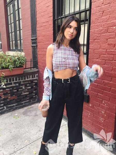 Dua Lipa stili mercek altında!
