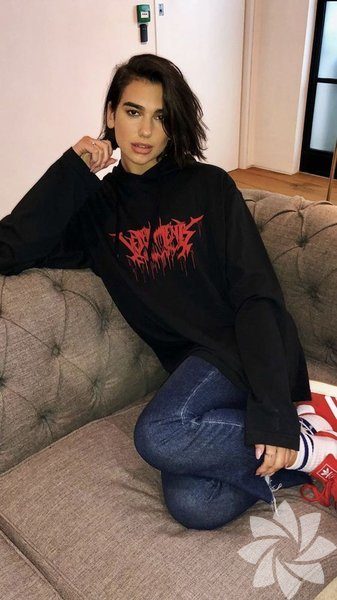 Dua Lipa stili mercek altında!