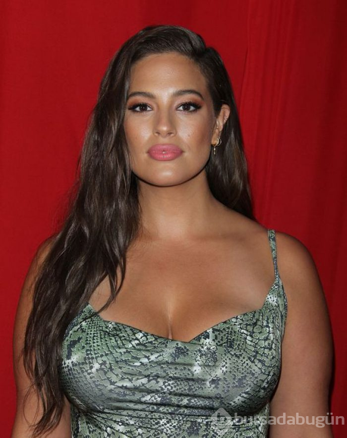Büyük beden model Ashley Graham marka yüzü oldu
