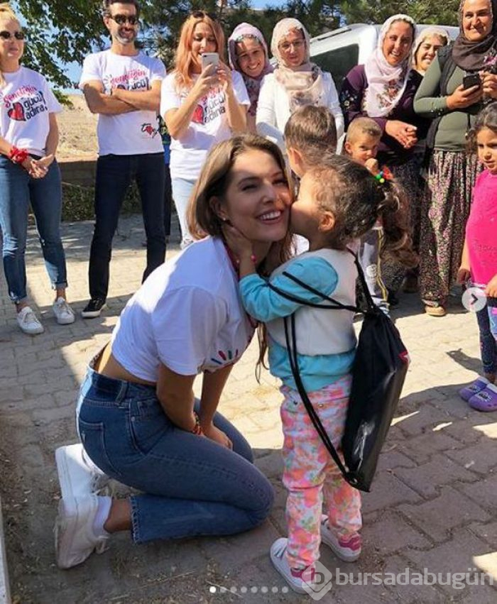 Amanda Cerny Kapadokya'da: Güzel yıldız köy okulu boyadı!
