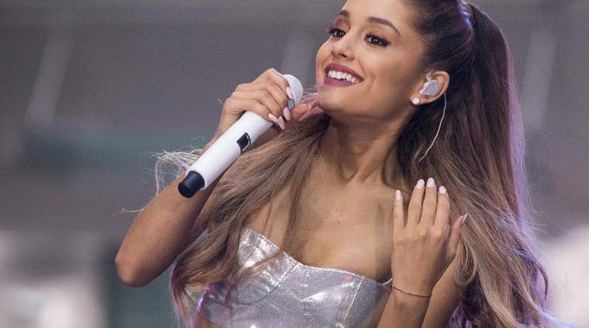 Ariana Grande eve kapandı
