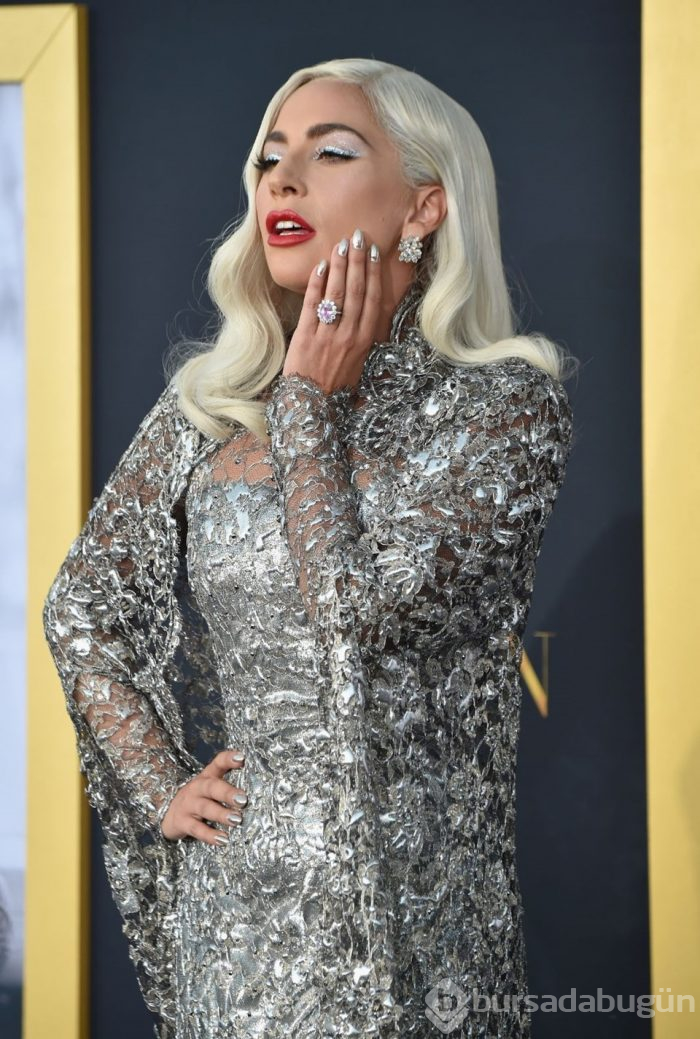 Lady Gaga'nın gümüş şıklığı