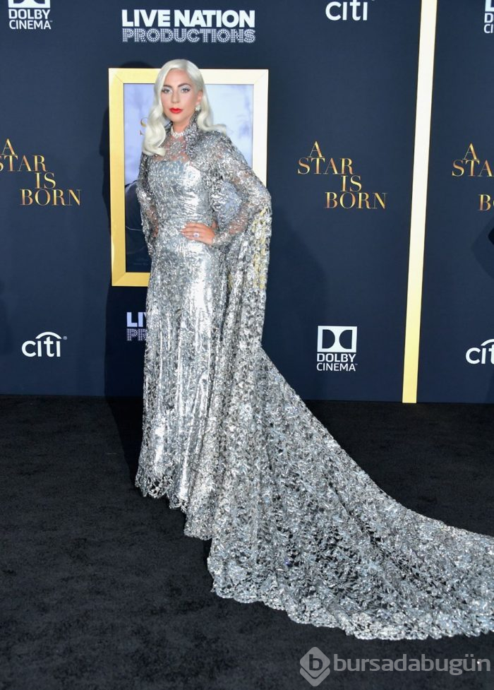 Lady Gaga'nın gümüş şıklığı