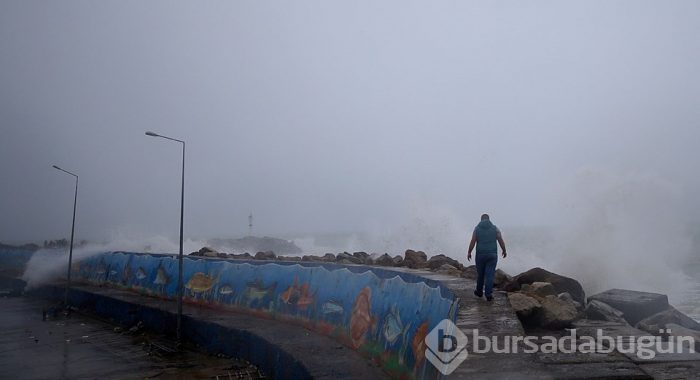 Karadeniz coştu (5 metrelik dalga)