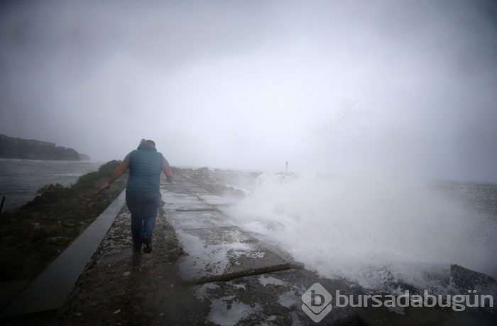 Karadeniz coştu (5 metrelik dalga)