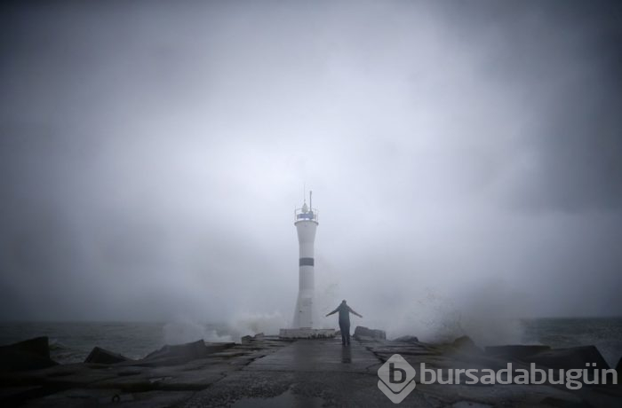 Karadeniz coştu (5 metrelik dalga)
