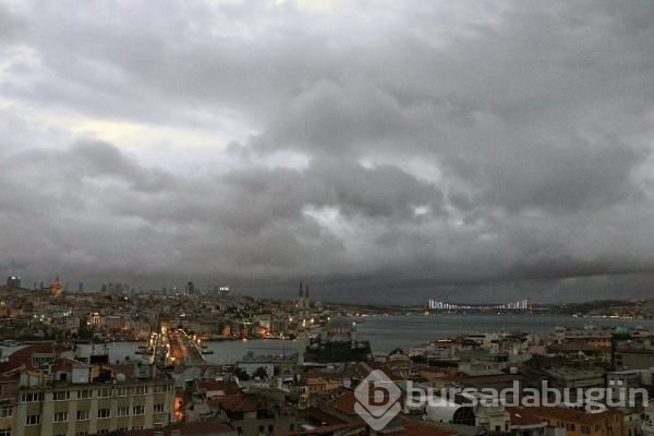 İstanbul'da gökyüzünü kara bulutlar kapladı