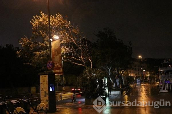 İstanbul'da gökyüzünü kara bulutlar kapladı