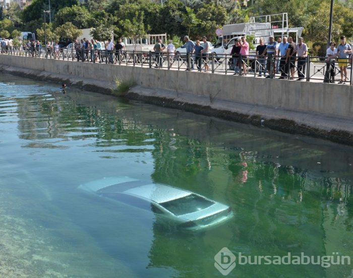 Adana'da otomobil sulama kanalına düştü