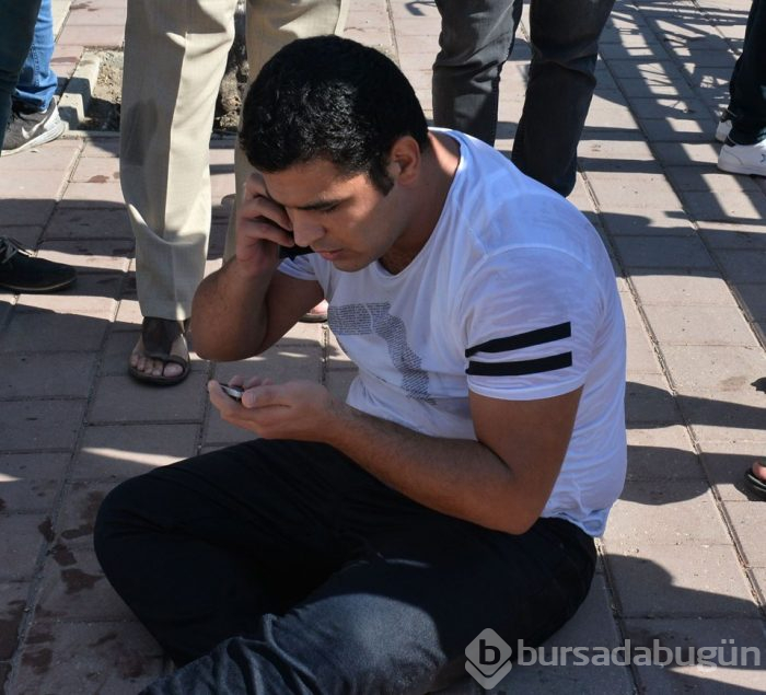 Adana'da otomobil sulama kanalına düştü