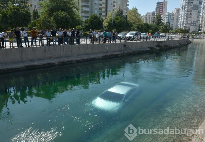 Adana'da otomobil sulama kanalına düştü