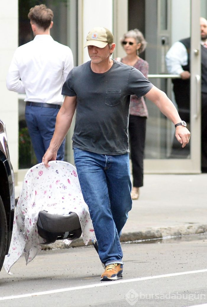 Daniel Craig ilk kez bebeğiyle
