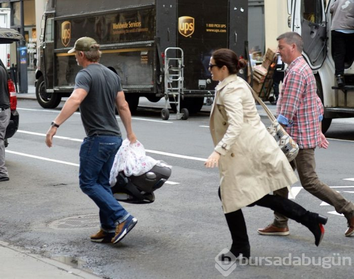 Daniel Craig ilk kez bebeğiyle