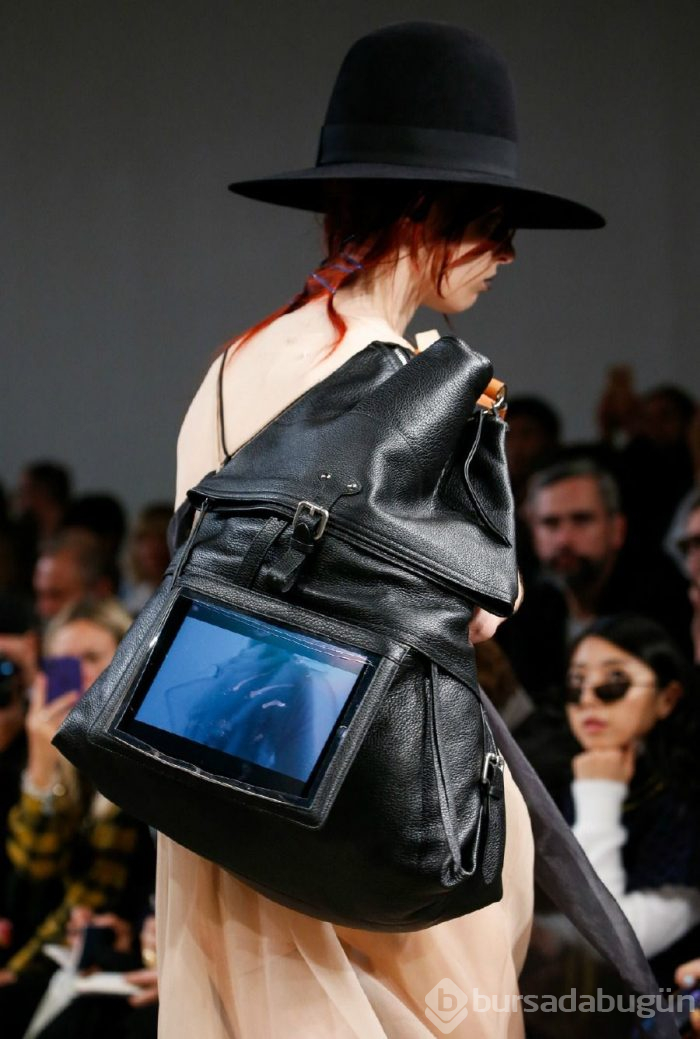 iPhone XS aksesuar oldu (John Galliano defilesi)