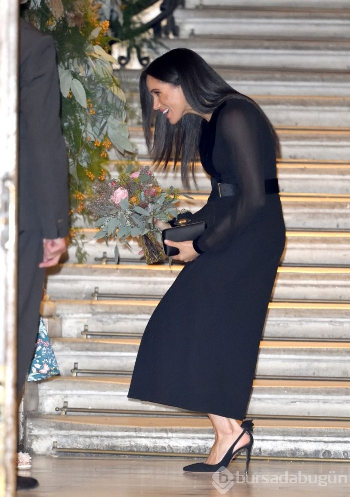 Meghan Markle ilk kez tek başına resmi etkinlikte (Burnuyla selamladı)