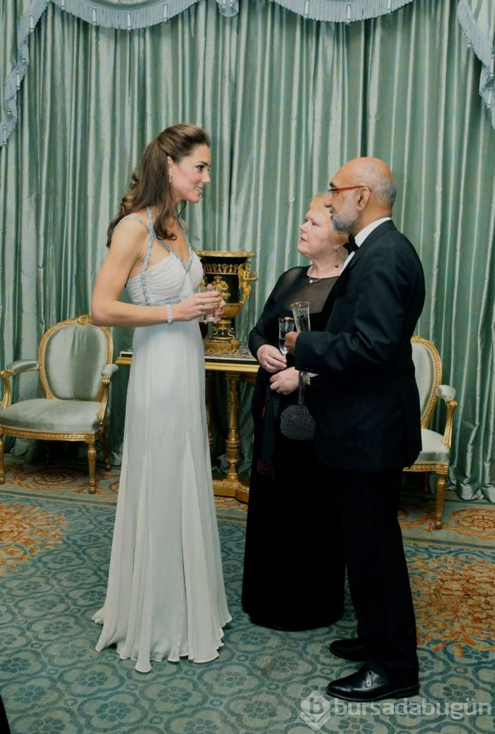 Meghan Markle ilk kez tek başına resmi etkinlikte (Burnuyla selamladı)