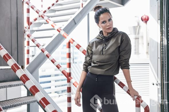 Ebru Şallı'dan sette spor
